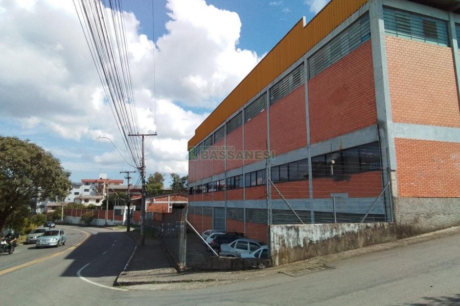 Pavilhão com 2500m², no bairro Pioneiro em Caxias do Sul para Comprar