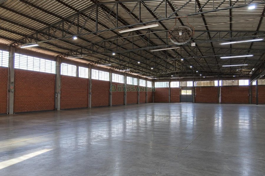 Pavilhão com 2500m², no bairro Pioneiro em Caxias do Sul para Comprar