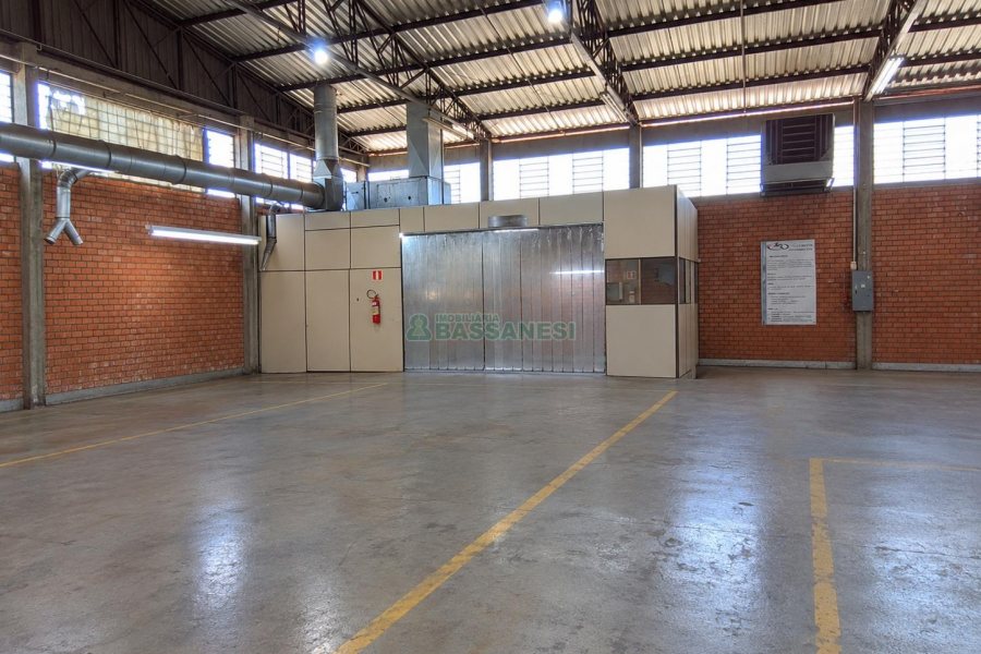 Pavilhão com 2500m², no bairro Pioneiro em Caxias do Sul para Comprar