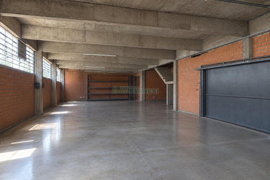 Pavilhão com 2500m², no bairro Pioneiro em Caxias do Sul para Comprar