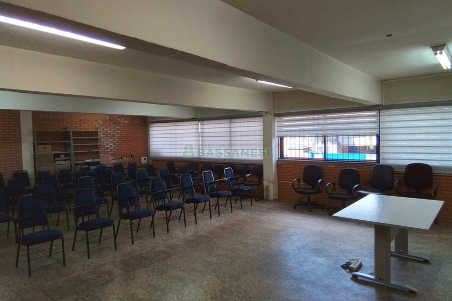 Pavilhão com 2500m², no bairro Pioneiro em Caxias do Sul para Comprar