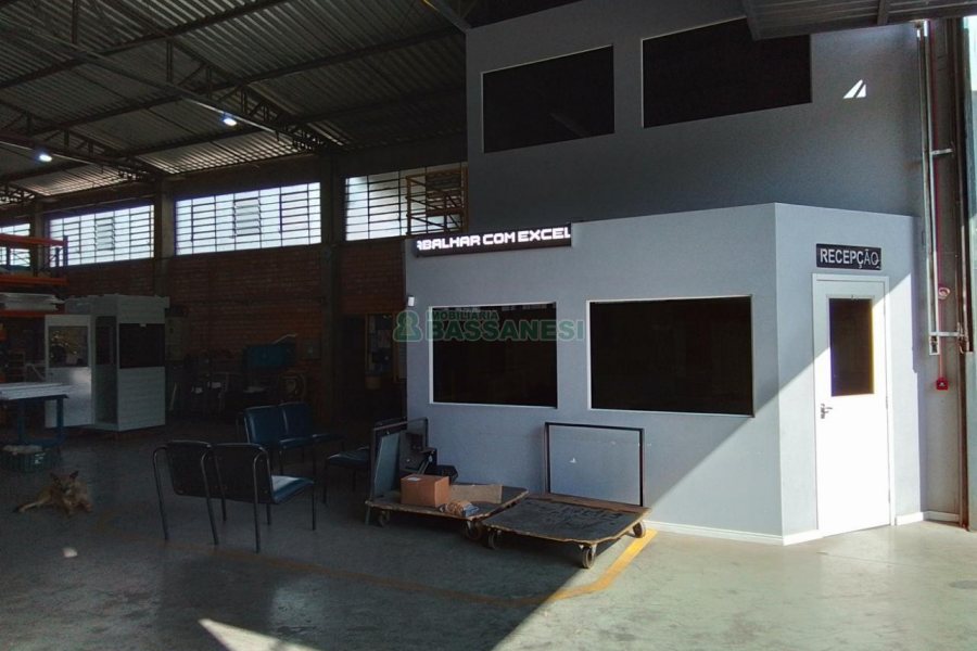 Pavilhão com 2500m², no bairro Pioneiro em Caxias do Sul para Comprar