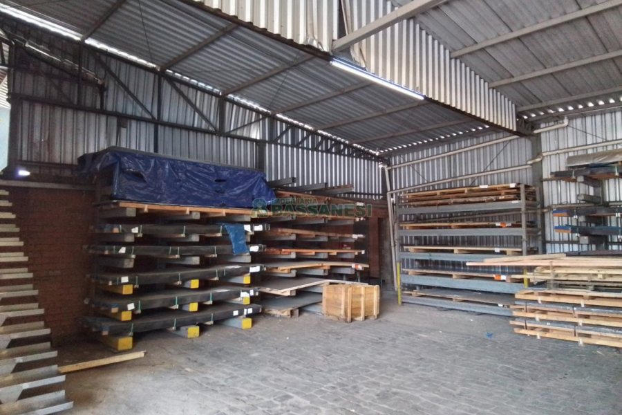 Pavilhão com 2500m², no bairro Pioneiro em Caxias do Sul para Comprar