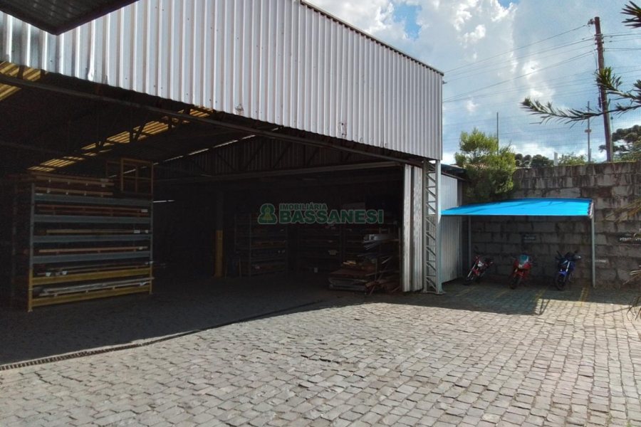 Pavilhão com 2500m², no bairro Pioneiro em Caxias do Sul para Comprar