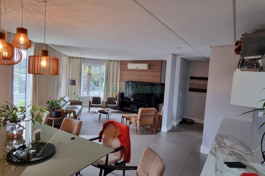 Casa com 200m², 3 dormitórios, 2 vagas, no bairro Santa Catarina em Caxias do Sul para Comprar