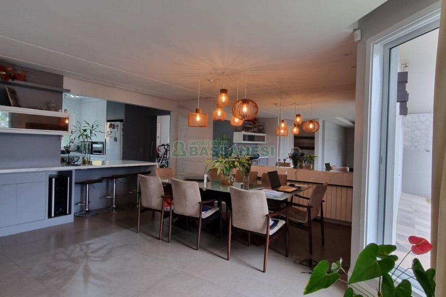 Casa com 200m², 3 dormitórios, 2 vagas, no bairro Santa Catarina em Caxias do Sul para Comprar