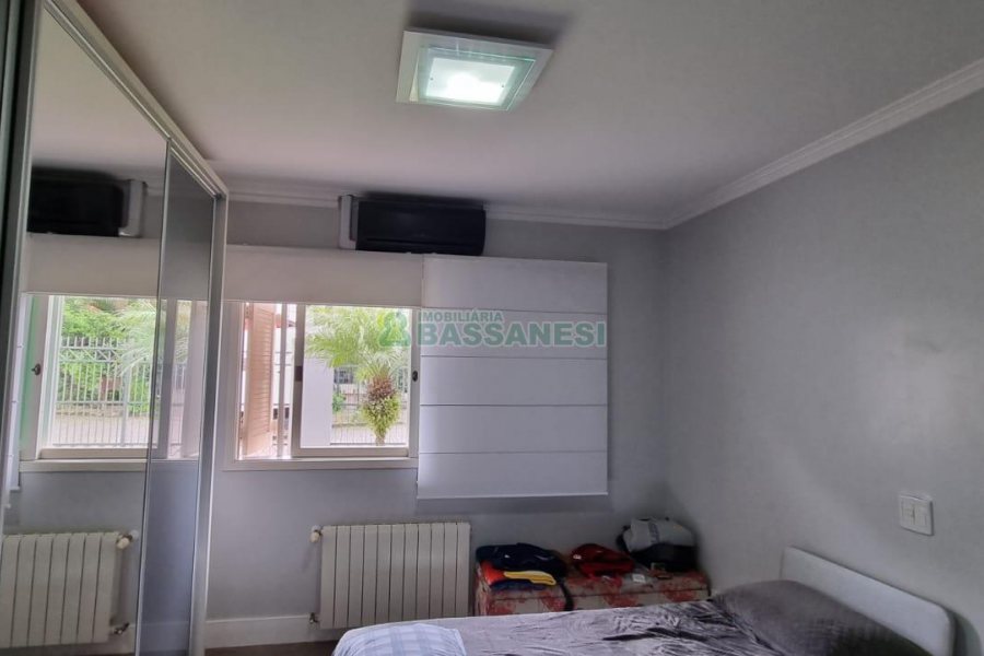 Casa com 200m², 3 dormitórios, 2 vagas, no bairro Santa Catarina em Caxias do Sul para Comprar