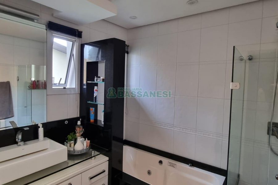 Casa com 200m², 3 dormitórios, 2 vagas, no bairro Santa Catarina em Caxias do Sul para Comprar
