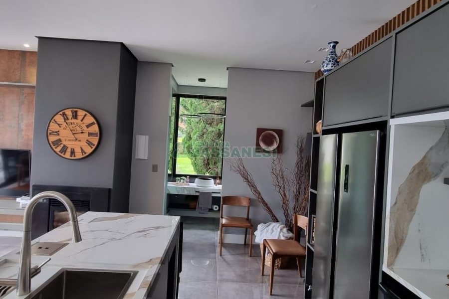 Casa com 200m², 3 dormitórios, 2 vagas, no bairro Santa Catarina em Caxias do Sul para Comprar