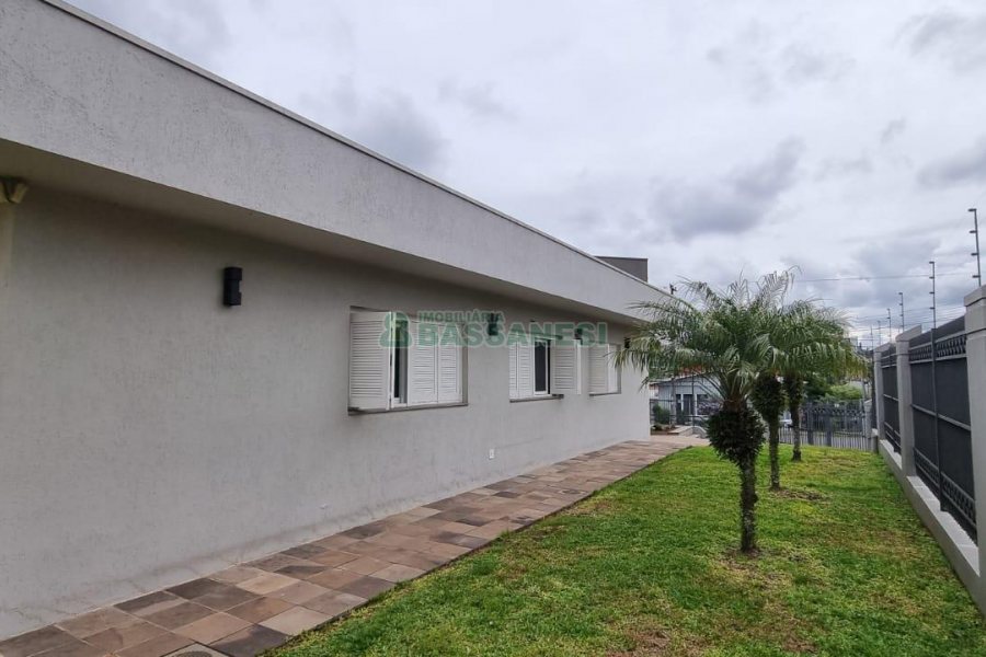 Casa com 200m², 3 dormitórios, 2 vagas, no bairro Santa Catarina em Caxias do Sul para Comprar
