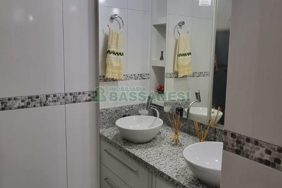 Casa com 131m², 2 dormitórios, 1 vaga, no bairro Vila Verde em Caxias do Sul para Comprar