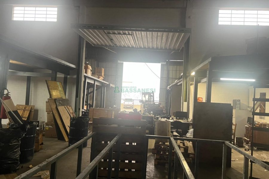 Pavilhão com 750m², no bairro São José em Caxias do Sul para Alugar