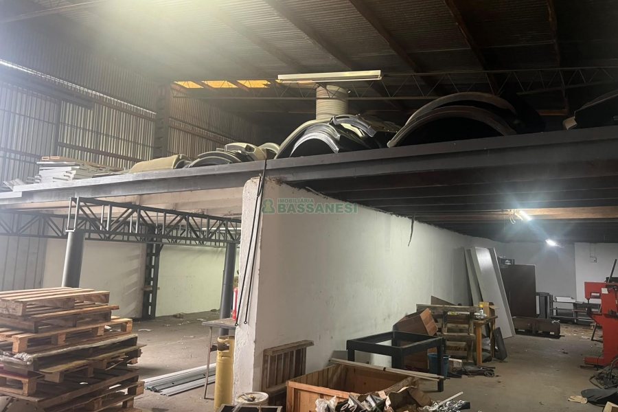 Pavilhão com 750m², no bairro São José em Caxias do Sul para Alugar