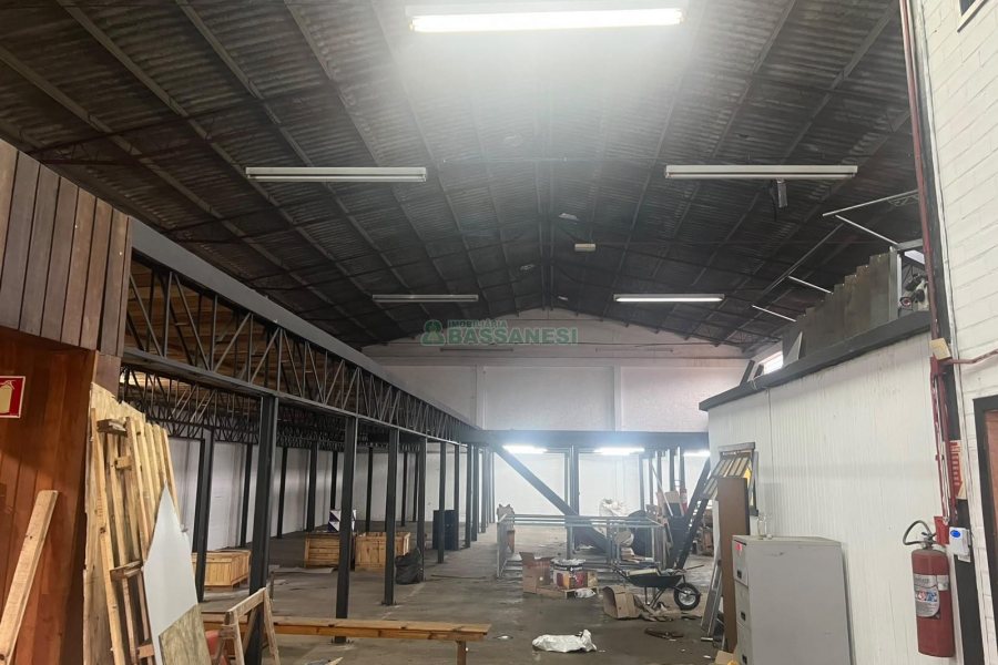 Pavilhão com 750m², no bairro São José em Caxias do Sul para Alugar