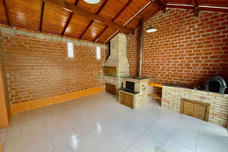 Sobrado com 121m², 3 dormitórios, 2 vagas, no bairro Ana Rech em Caxias do Sul para Alugar