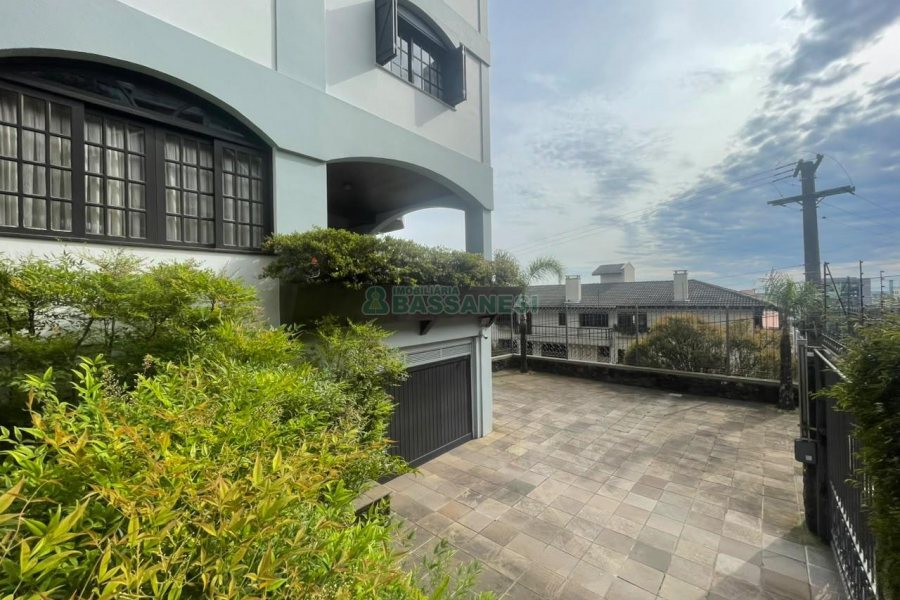 Apartamento com 322m², 3 dormitórios, 4 vagas, no bairro Madureira em Caxias do Sul para Comprar