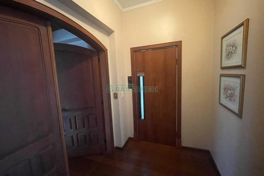 Apartamento com 322m², 3 dormitórios, 4 vagas, no bairro Madureira em Caxias do Sul para Comprar