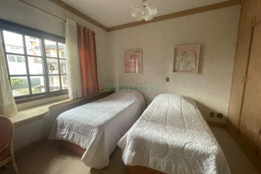 Apartamento com 322m², 3 dormitórios, 4 vagas, no bairro Madureira em Caxias do Sul para Comprar