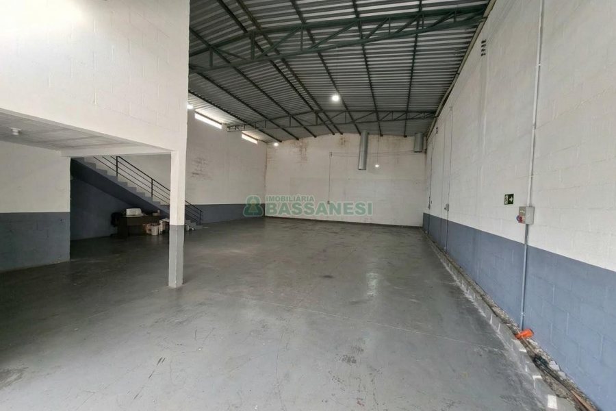 Pavilhão com 216m², no bairro Salgado Filho em Caxias do Sul para Alugar