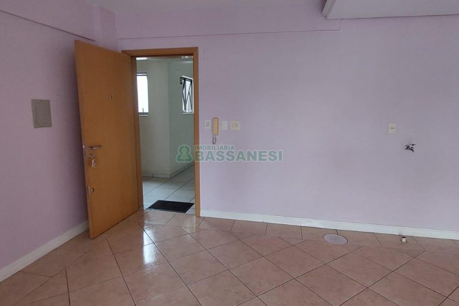 Kitinete com 37m², 1 dormitório, no bairro Centro em Caxias do Sul para Alugar ou Comprar