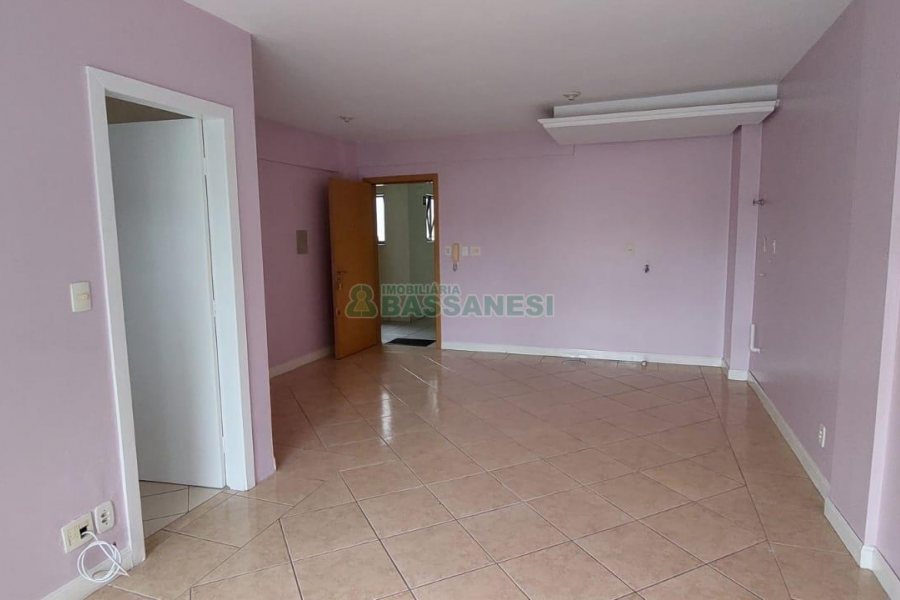 Kitinete com 37m², 1 dormitório, no bairro Centro em Caxias do Sul para Alugar ou Comprar