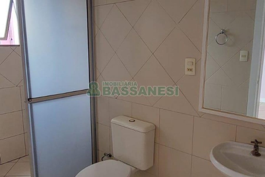 Kitinete com 37m², 1 dormitório, no bairro Centro em Caxias do Sul para Alugar ou Comprar