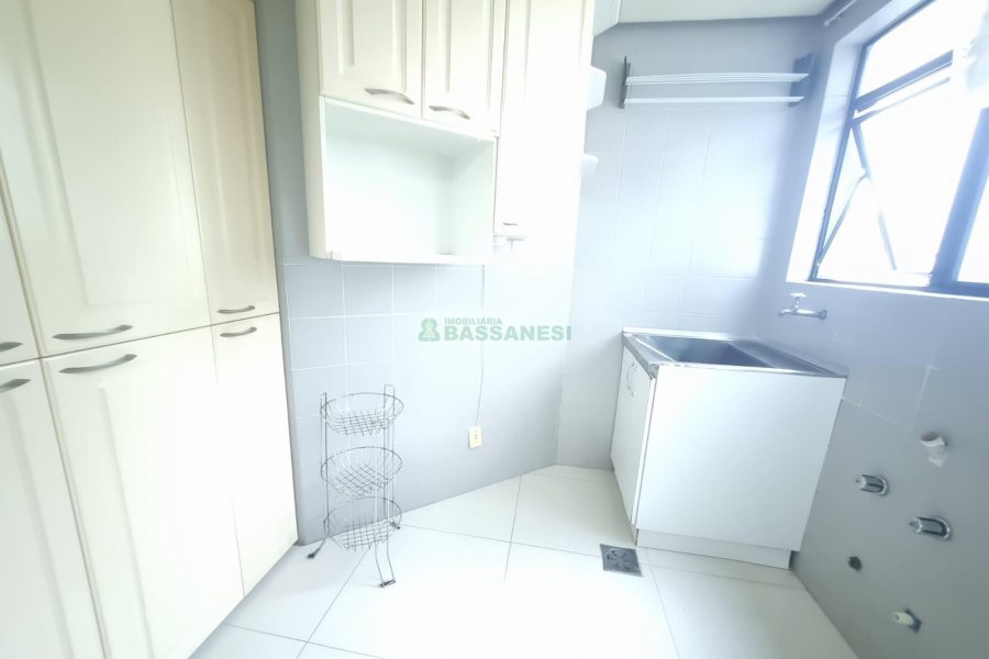 Apto Mobiliado com 84m², 2 dormitórios, 1 vaga, no bairro Centro em Caxias do Sul para Alugar