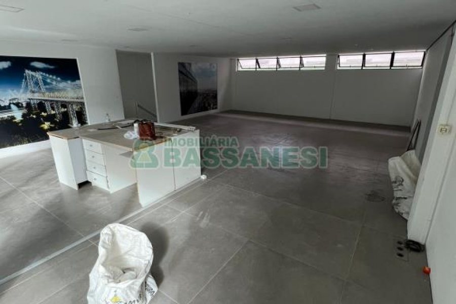 Loja com 200m², no bairro Cinqüentenário em Caxias do Sul para Alugar