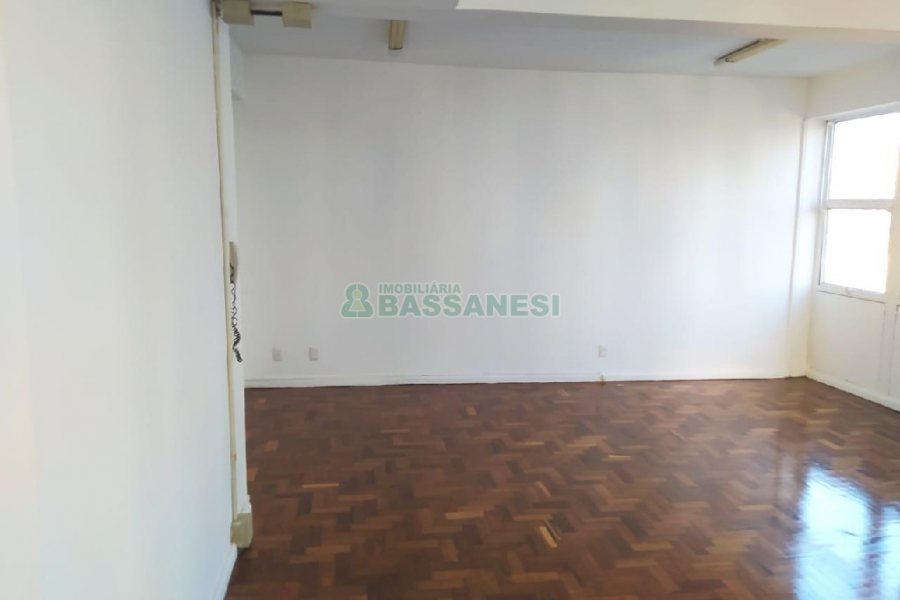 Sala com 80m², no bairro Centro em Caxias do Sul para Alugar ou Comprar