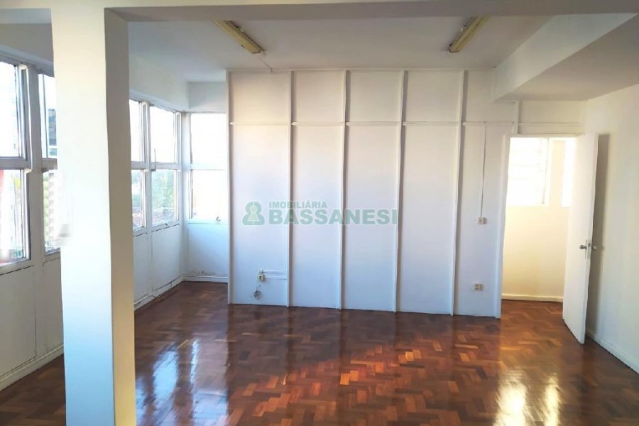 Sala com 80m², no bairro Centro em Caxias do Sul para Alugar ou Comprar