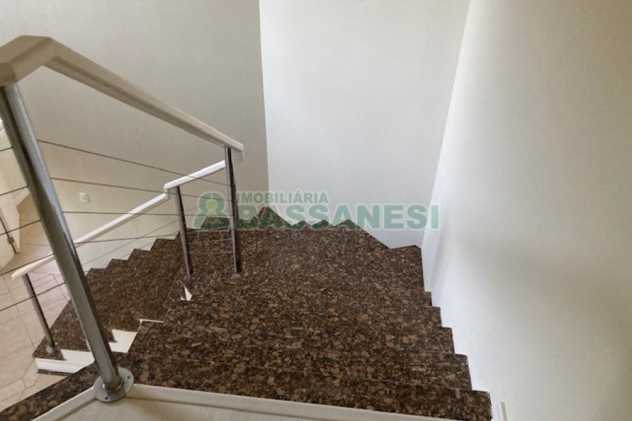 Casa com 400m², 3 dormitórios, 3 vagas, no bairro Jardim América em Caxias do Sul para Comprar