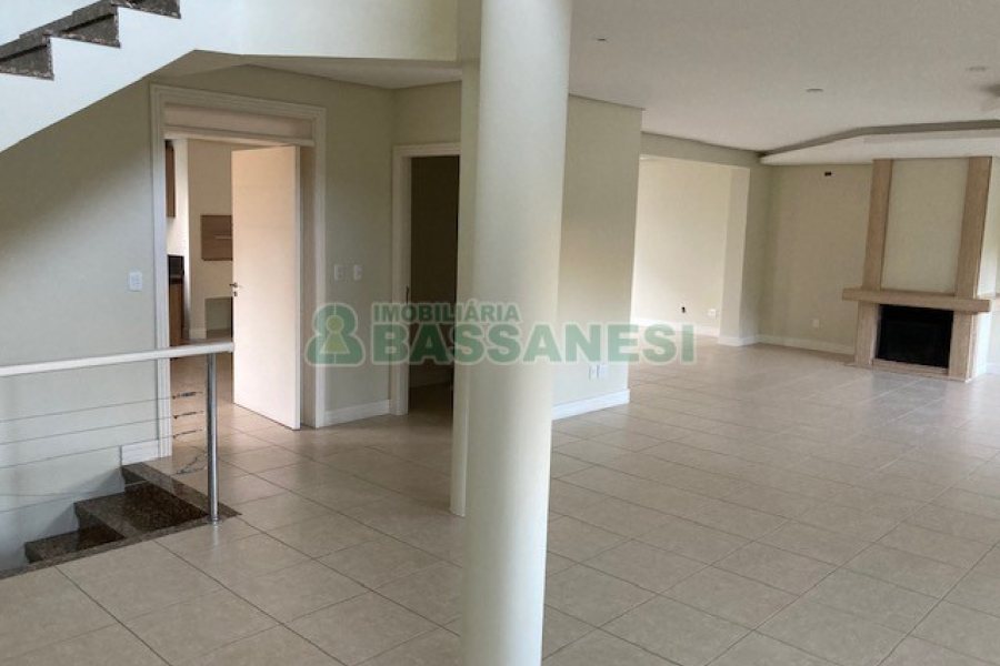 Casa com 400m², 3 dormitórios, 3 vagas, no bairro Jardim América em Caxias do Sul para Comprar